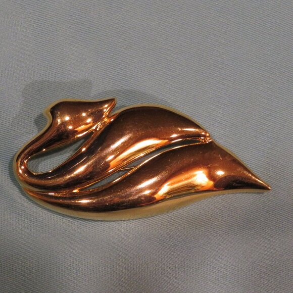 Vintage Trifari Gold Tone Abstract Swan Brooch - Picture 1 of 4